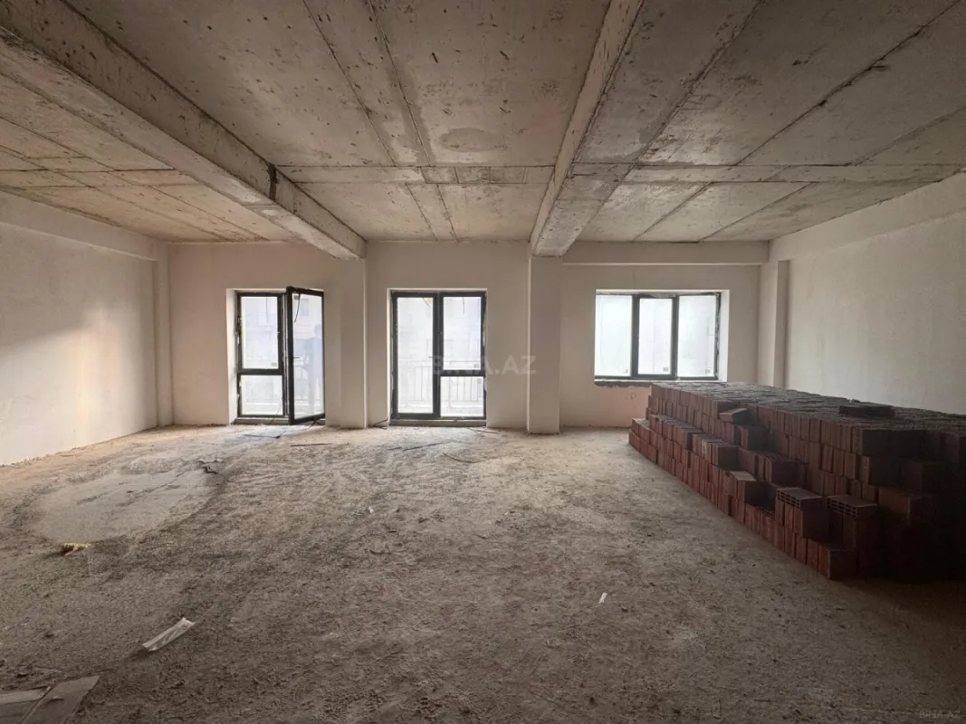 Satılır 5 otaqlı mənzil 240 m²