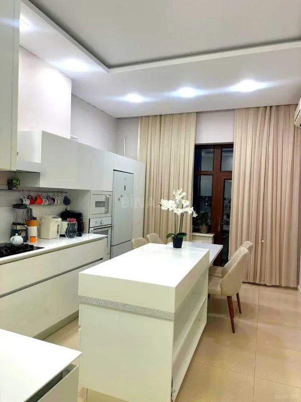 Satılır 4 otaqlı mənzil 200.5 m²