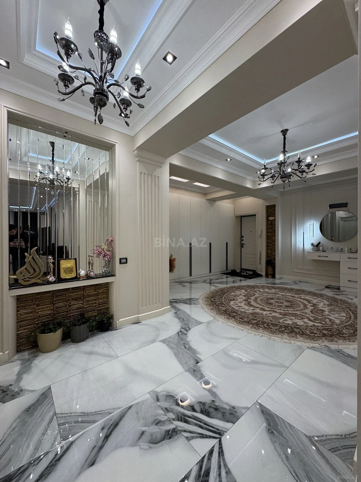 Satılır 5 otaqlı mənzil 272 m²