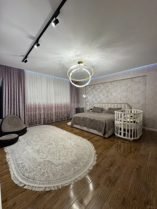 Satılır 5 otaqlı mənzil 272 m²