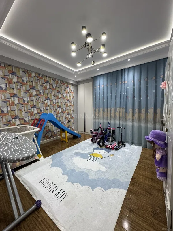 Satılır 5 otaqlı mənzil 272 m²