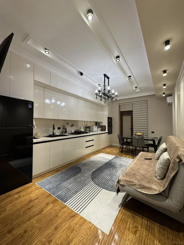 Satılır 5 otaqlı mənzil 272 m²