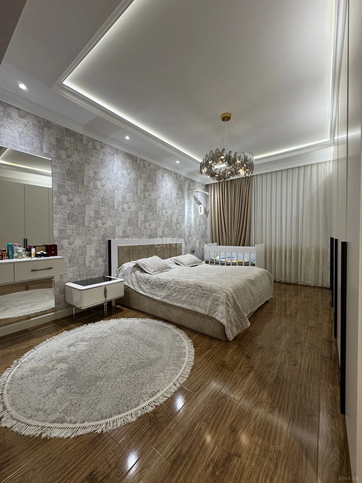 Satılır 5 otaqlı mənzil 272 m²
