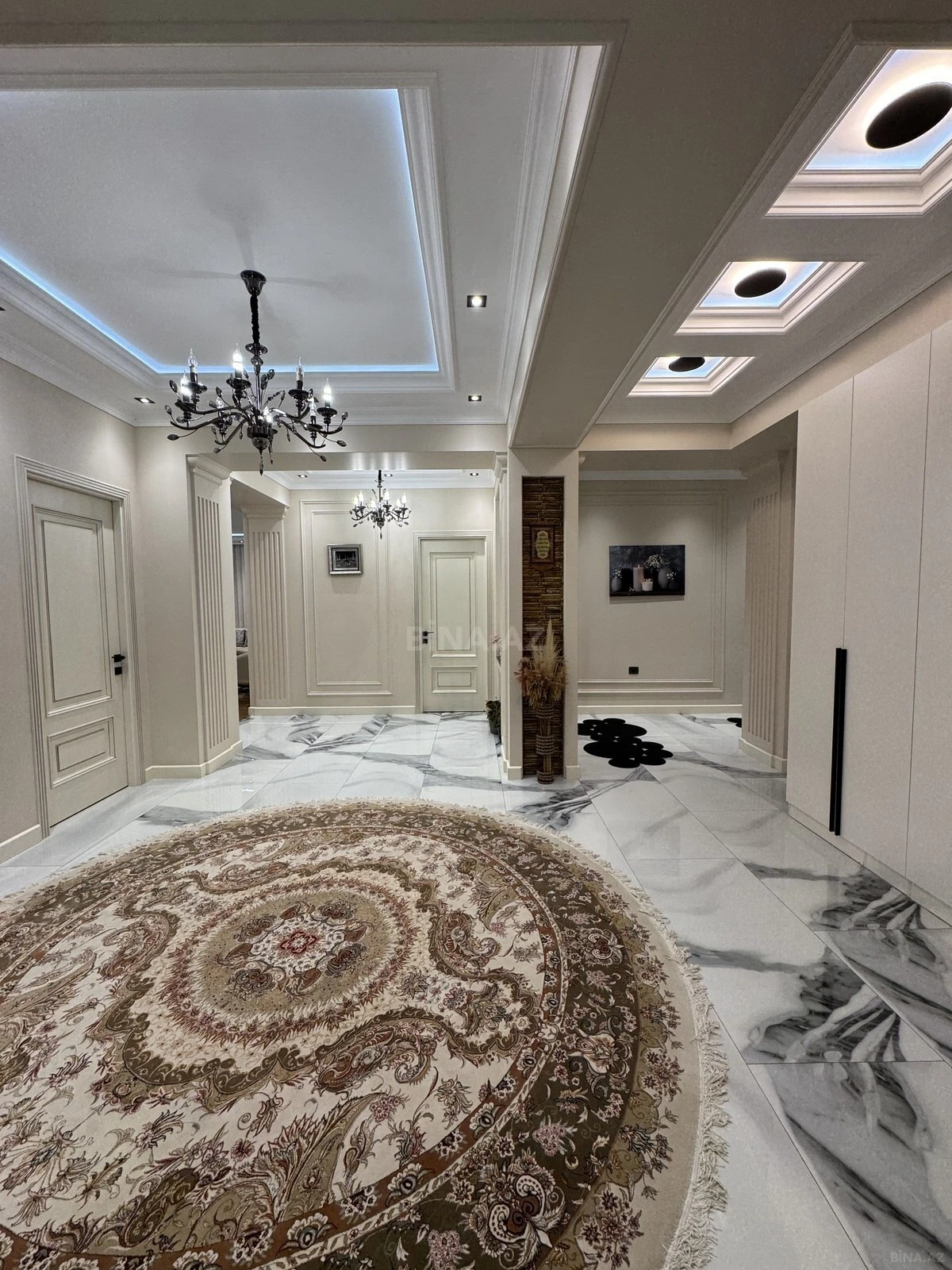 Satılır 5 otaqlı mənzil 272 m²