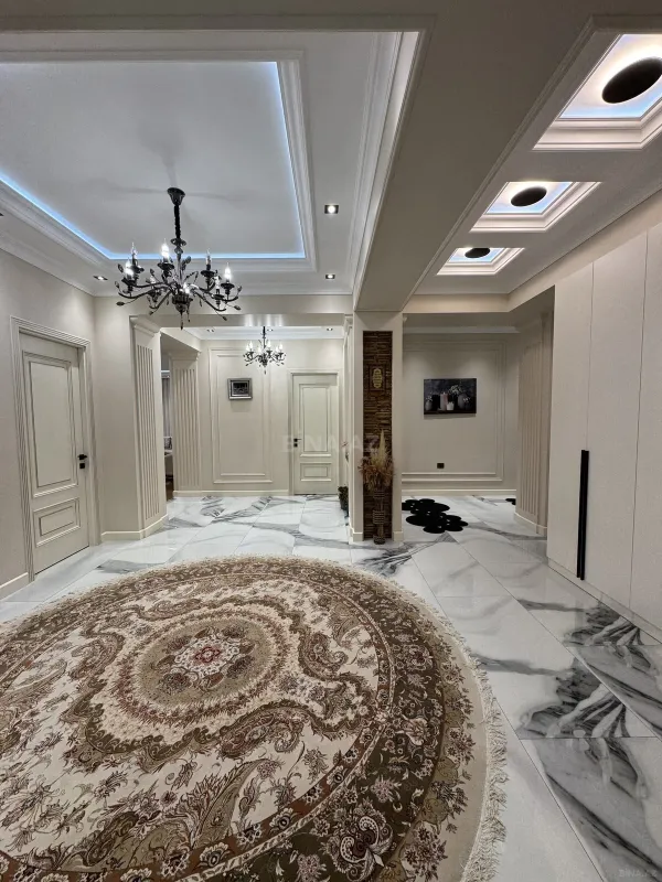 Satılır 5 otaqlı mənzil 272 m²