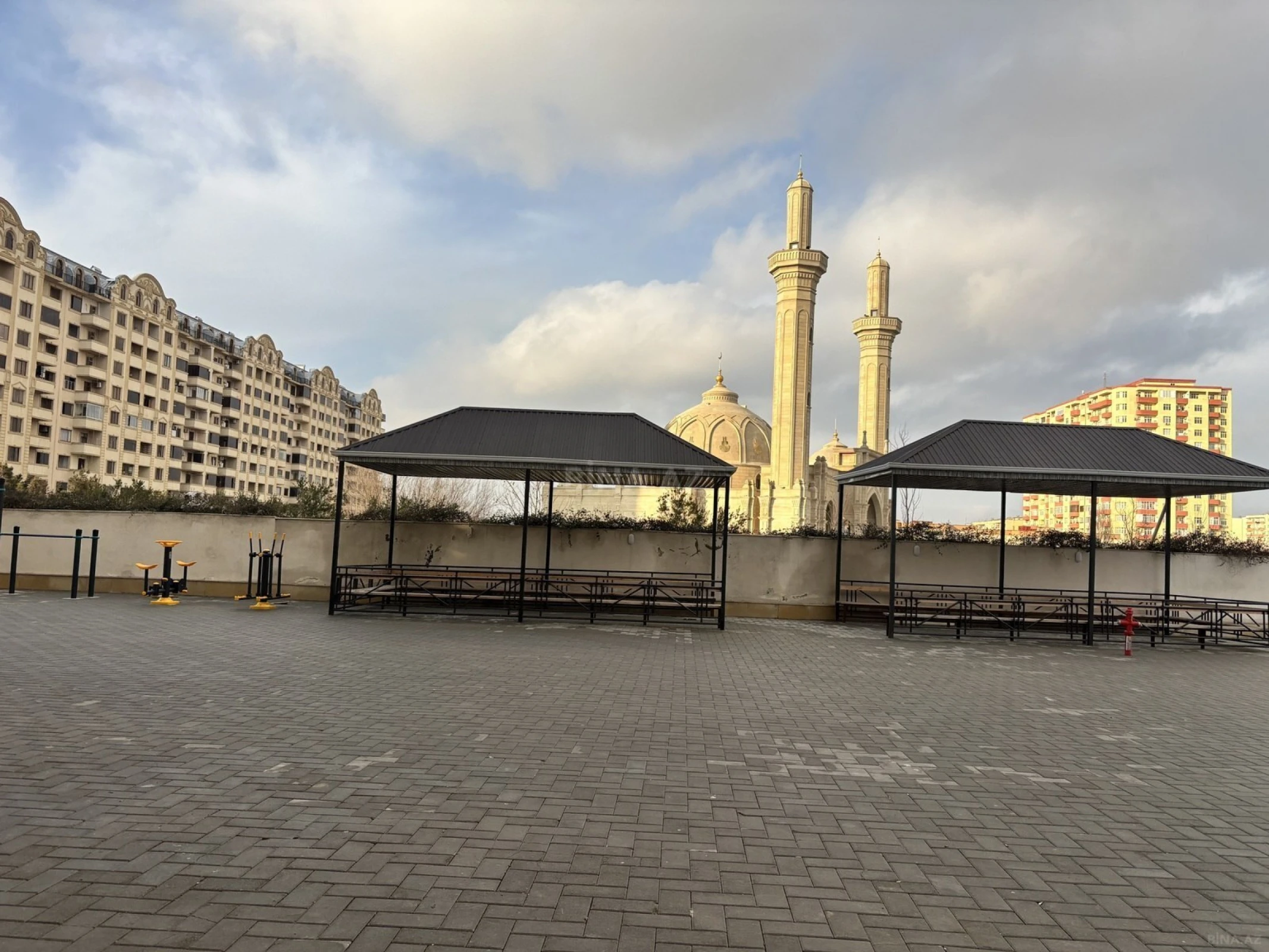 Satılır 2 otaqlı mənzil 72 m²