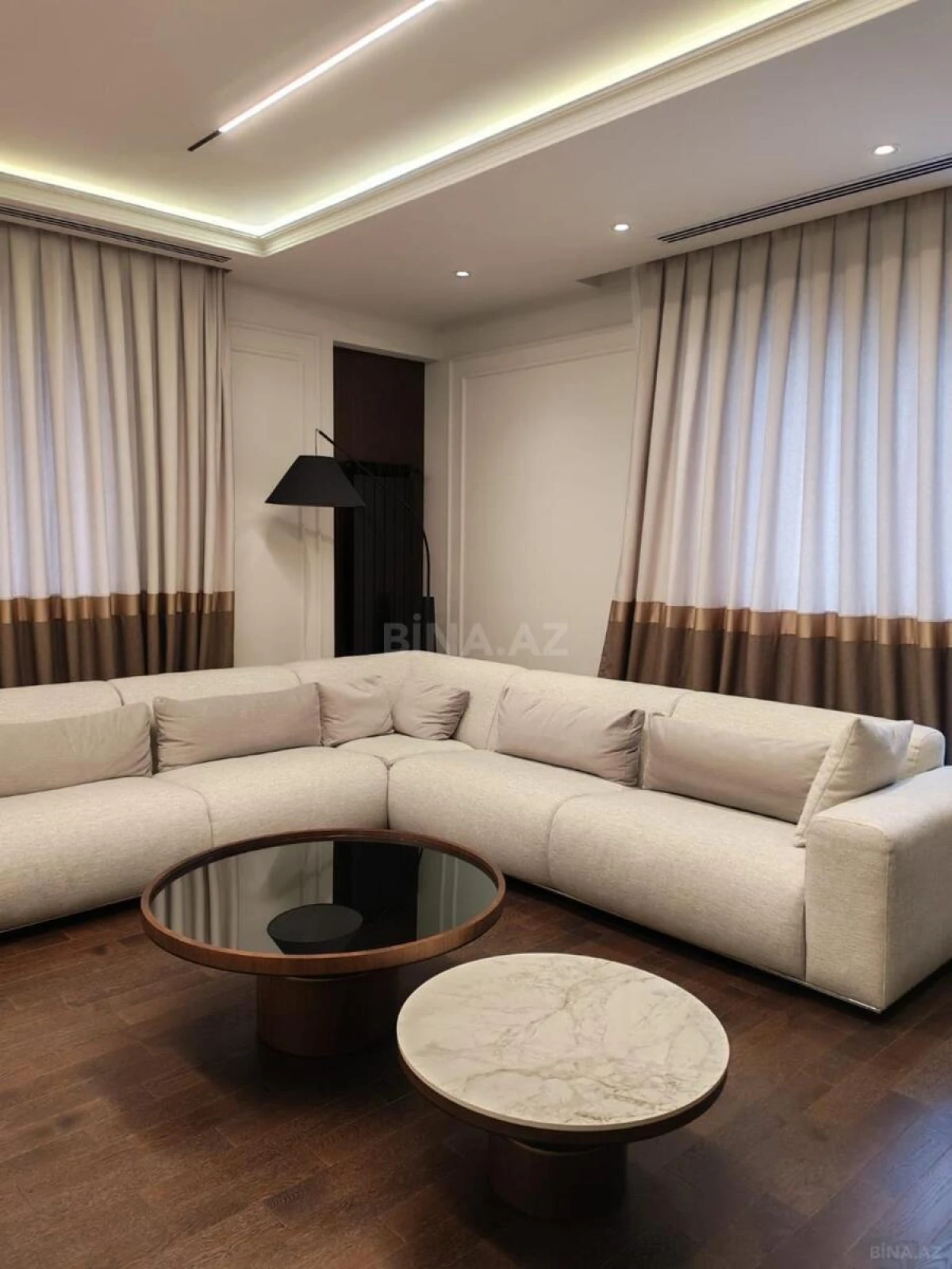 Satılır 6 otaqlı mənzil 322 m²