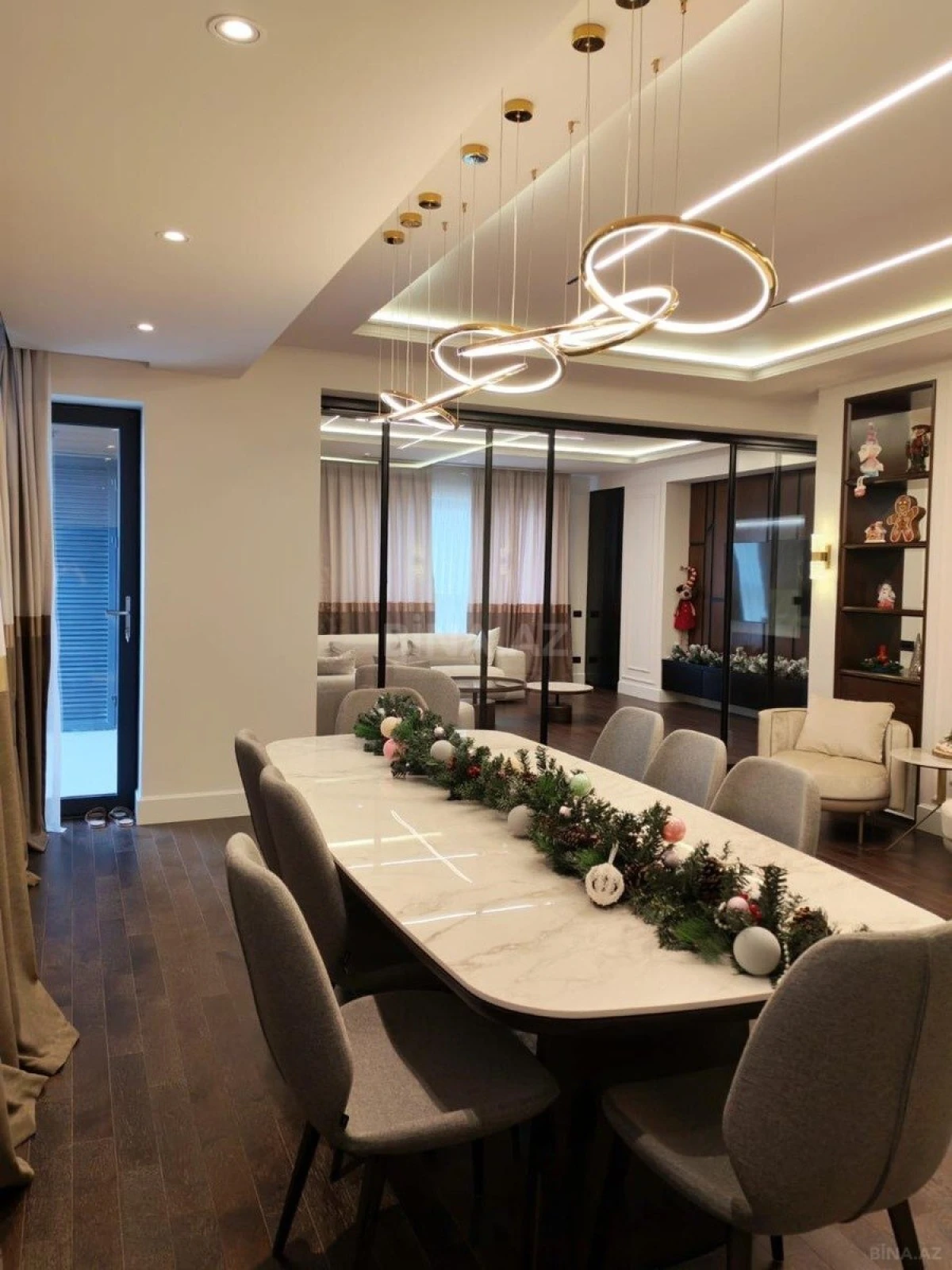Satılır 6 otaqlı mənzil 322 m²