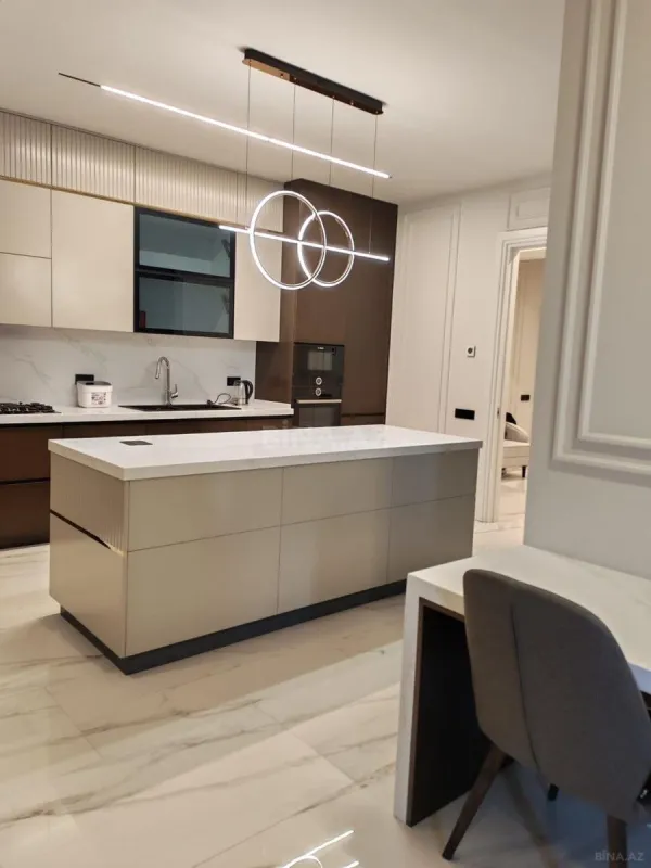 Satılır 6 otaqlı mənzil 322 m²