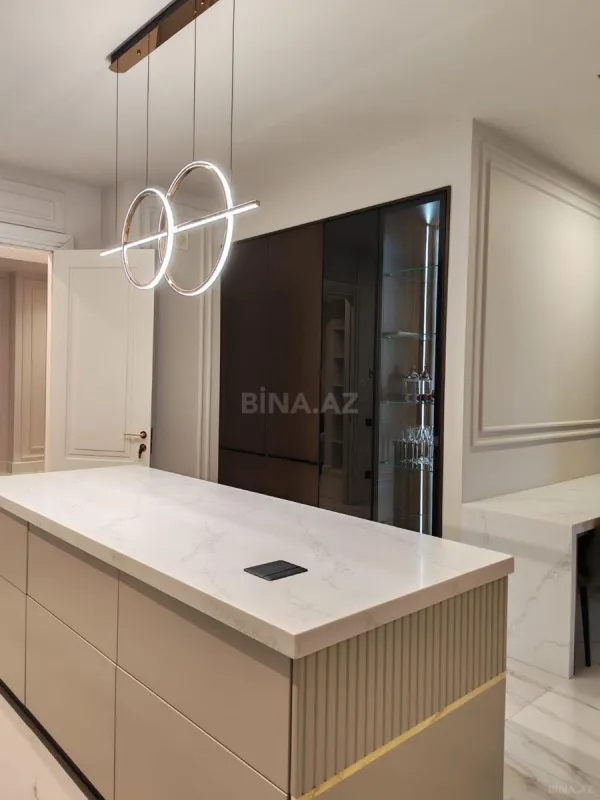 Satılır 6 otaqlı mənzil 322 m²