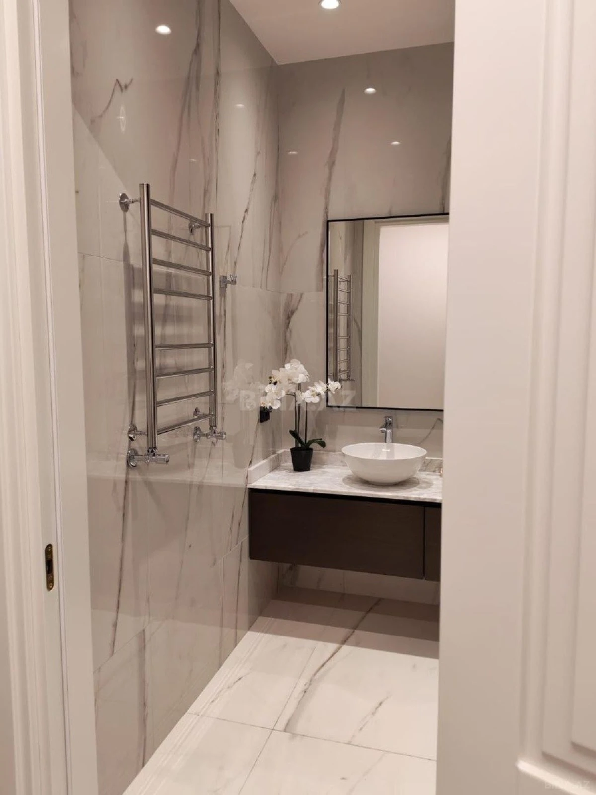 Satılır 6 otaqlı mənzil 322 m²