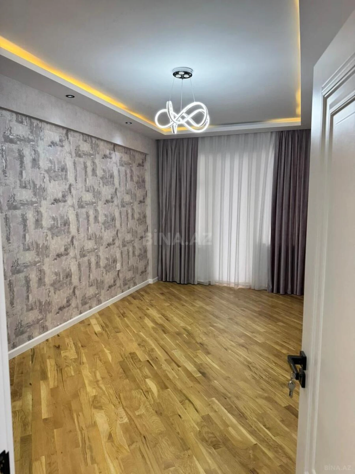 Satılır 4 otaqlı mənzil 155 m²
