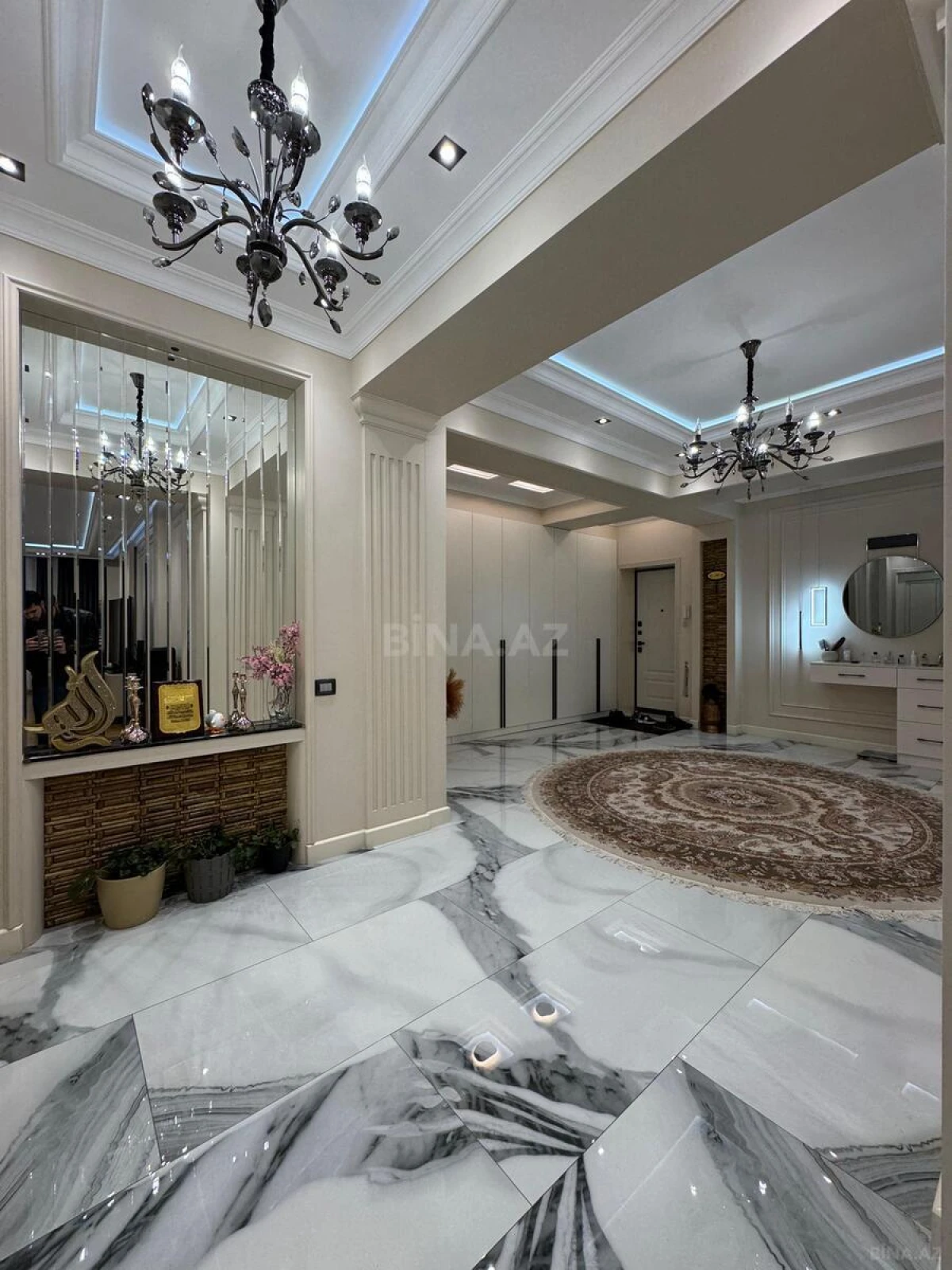 Satılır 5 otaqlı mənzil 272 m²