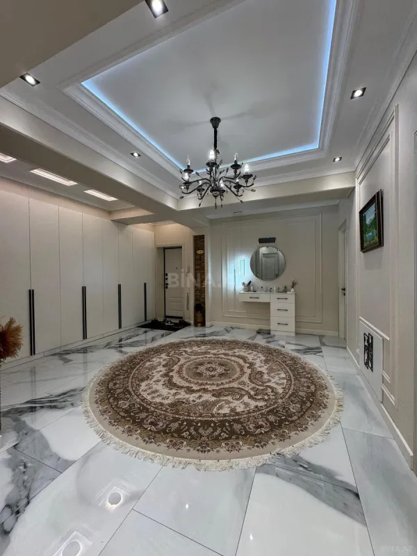 Satılır 5 otaqlı mənzil 272 m²