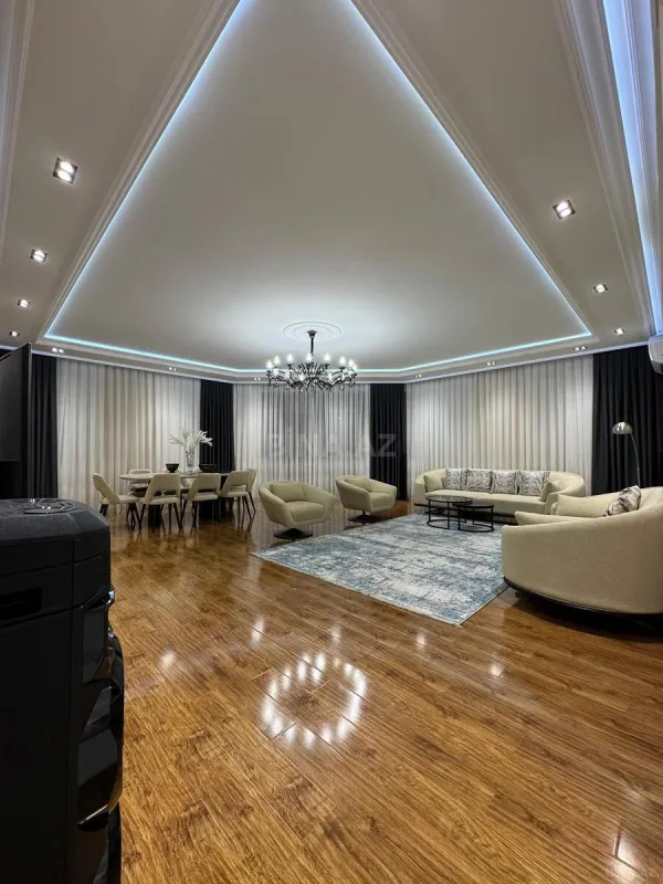 Satılır 5 otaqlı mənzil 272 m²