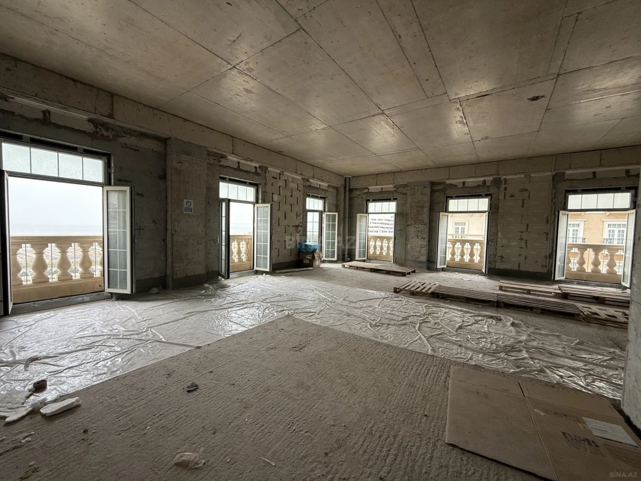 Satılır 4 otaqlı mənzil 176.2 m²