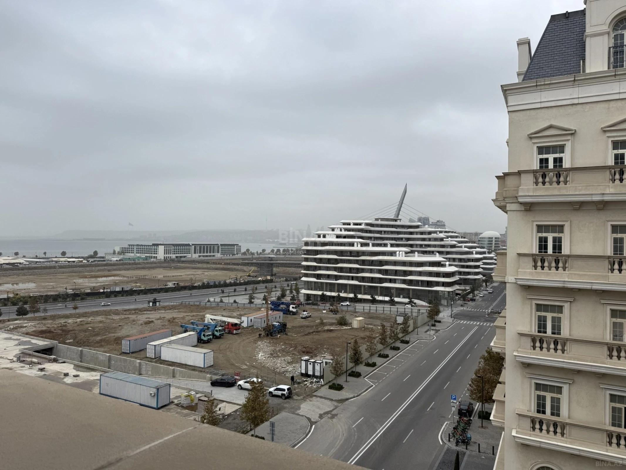 Satılır 4 otaqlı mənzil 176.2 m²