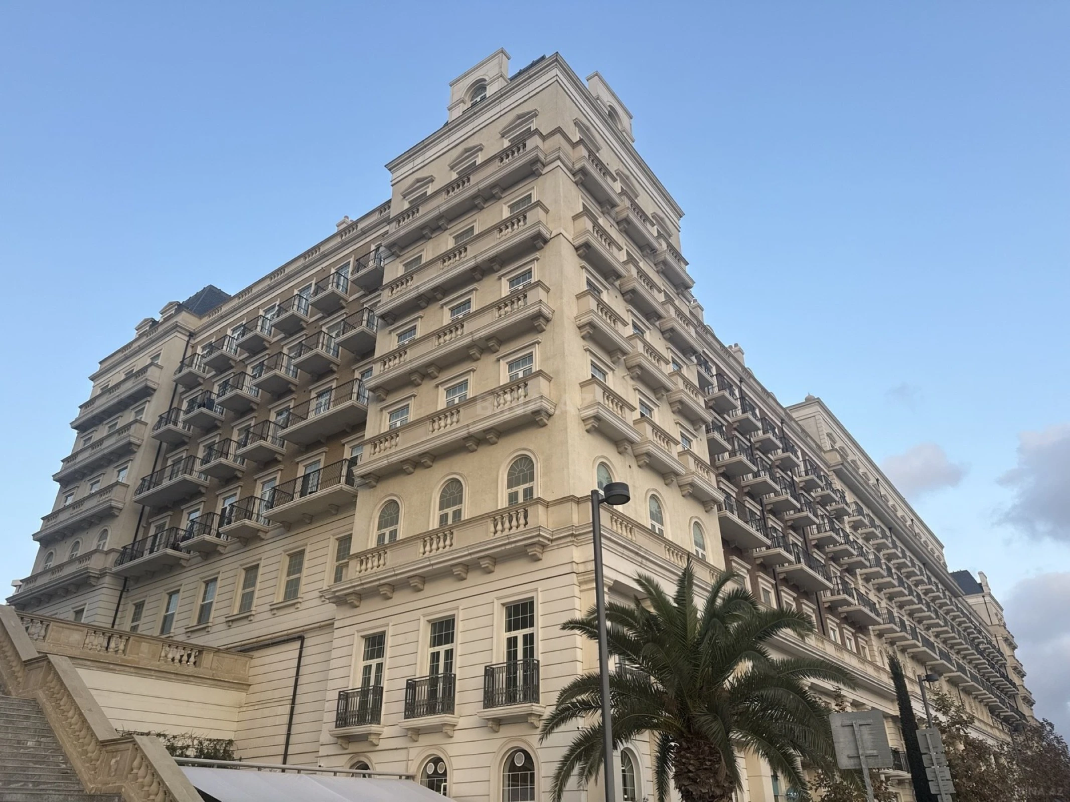 Satılır 4 otaqlı mənzil 176.2 m²