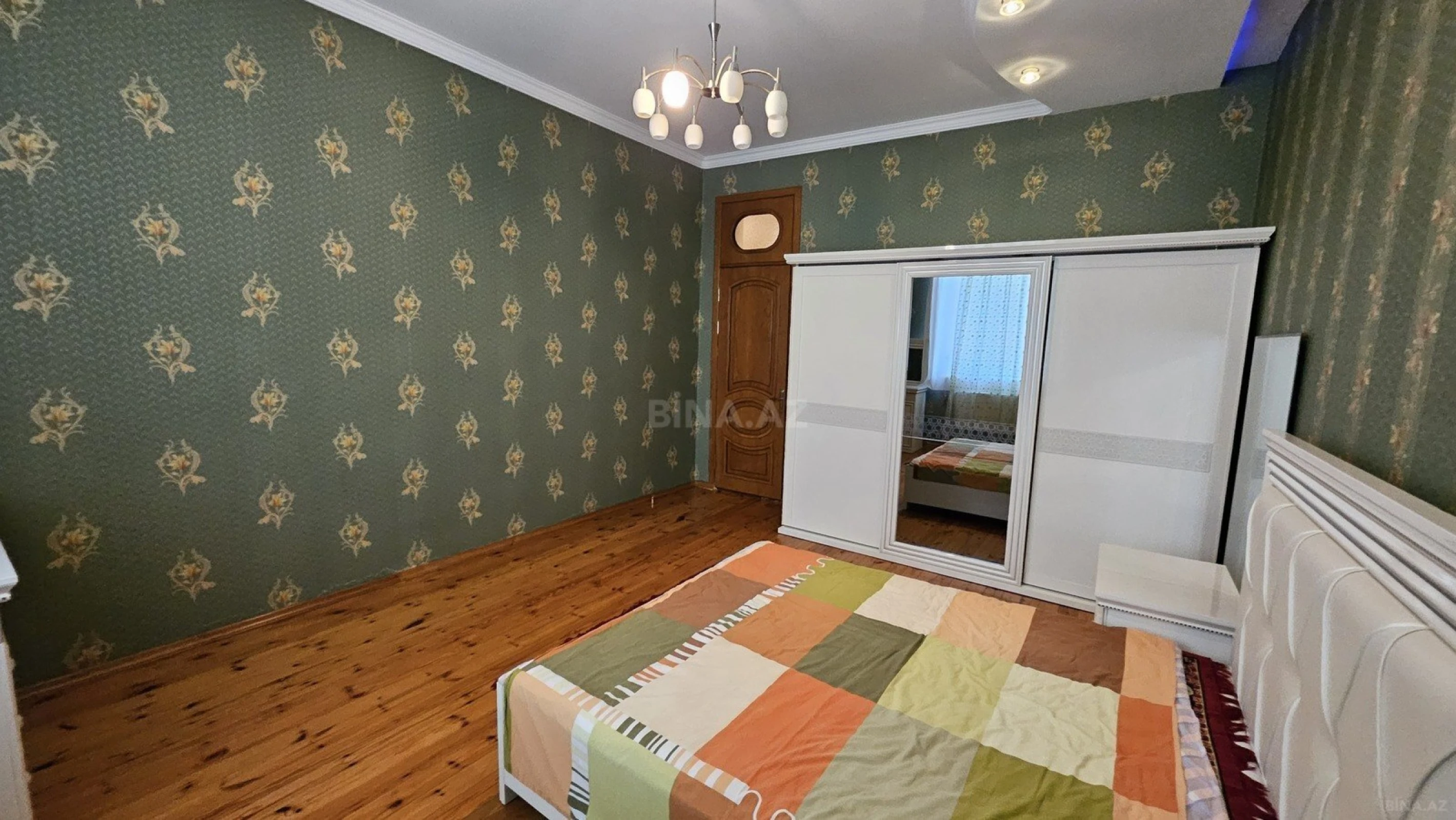 Satılır 8 otaqlı həyət evi 430 m²