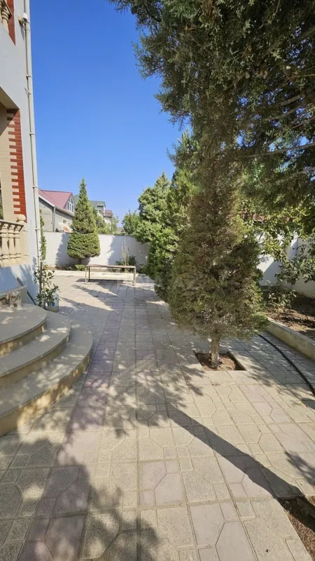 Satılır 8 otaqlı həyət evi 430 m²