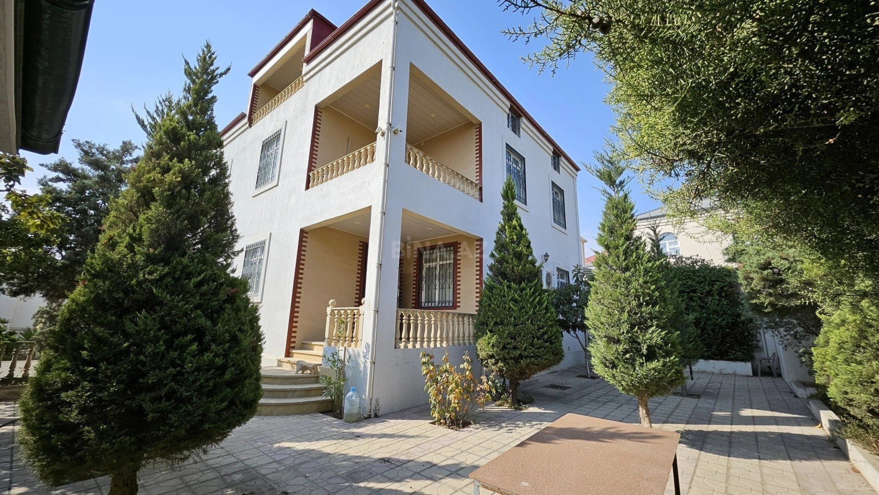 Satılır 8 otaqlı həyət evi 430 m²