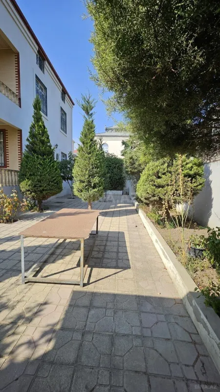 Satılır 8 otaqlı həyət evi 430 m²