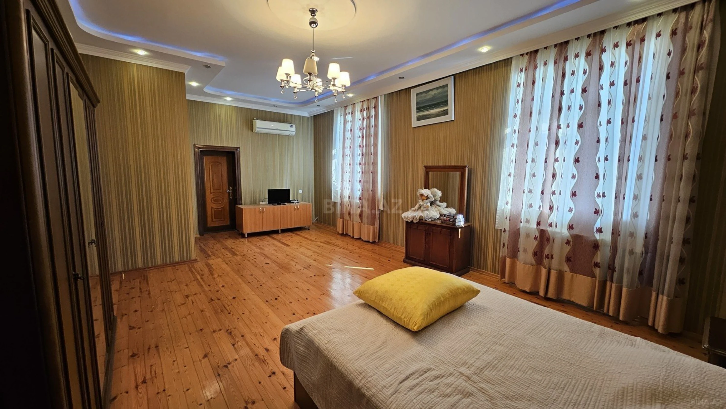 Satılır 8 otaqlı həyət evi 430 m²