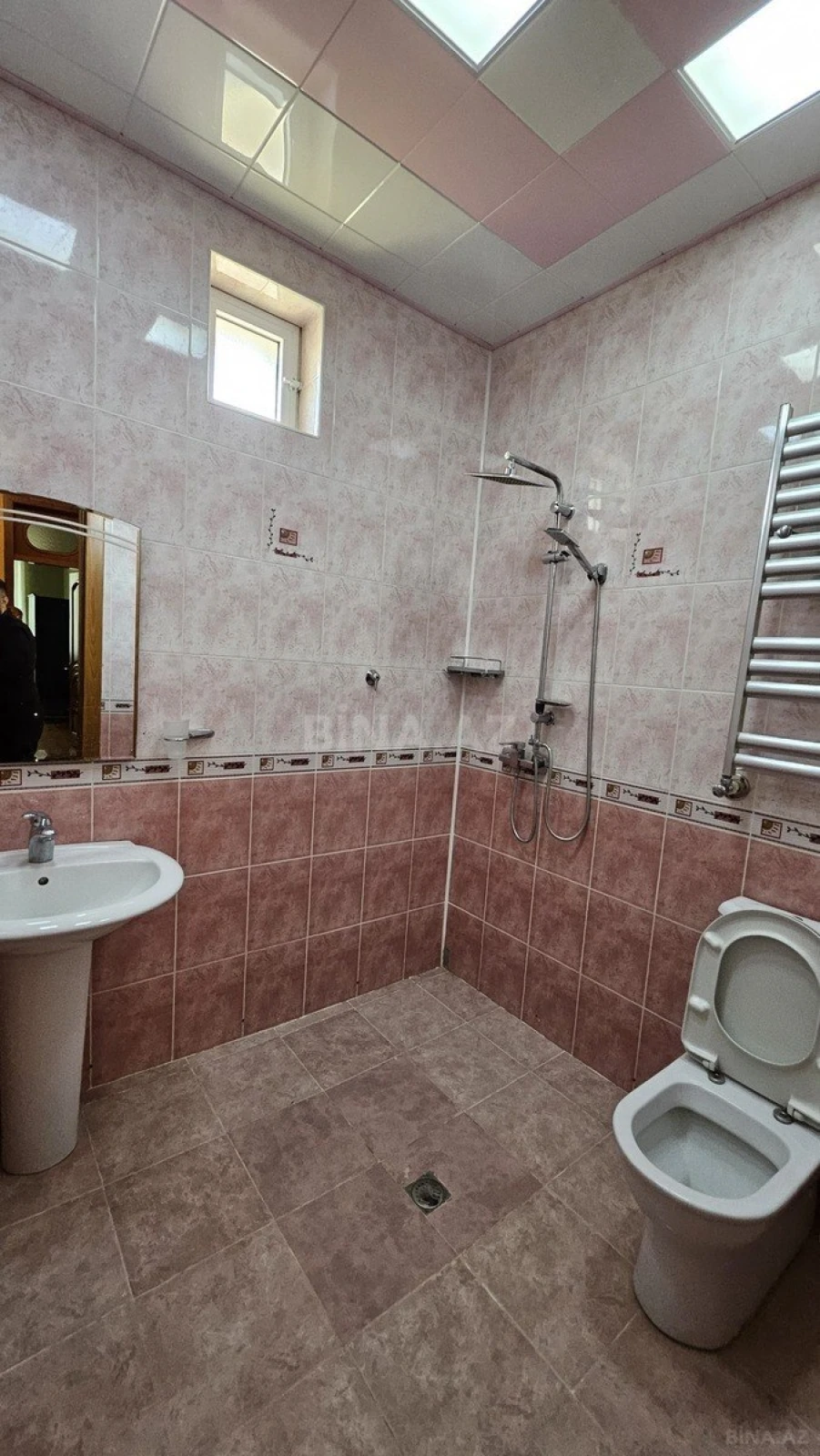 Satılır 8 otaqlı həyət evi 430 m²