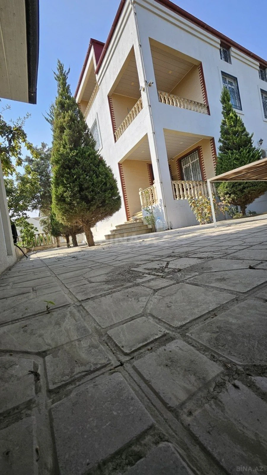 Satılır 8 otaqlı həyət evi 430 m²