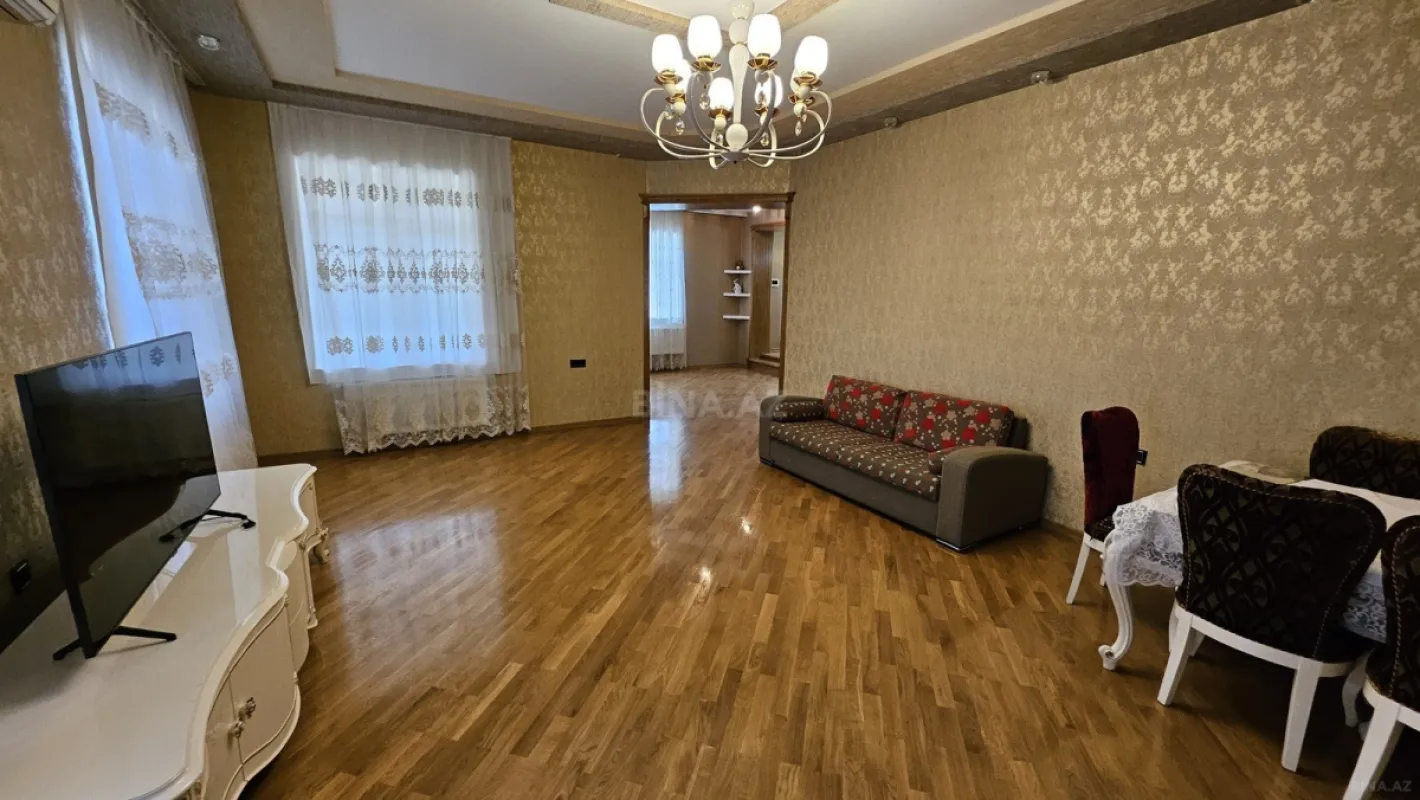 Satılır 8 otaqlı həyət evi 430 m²