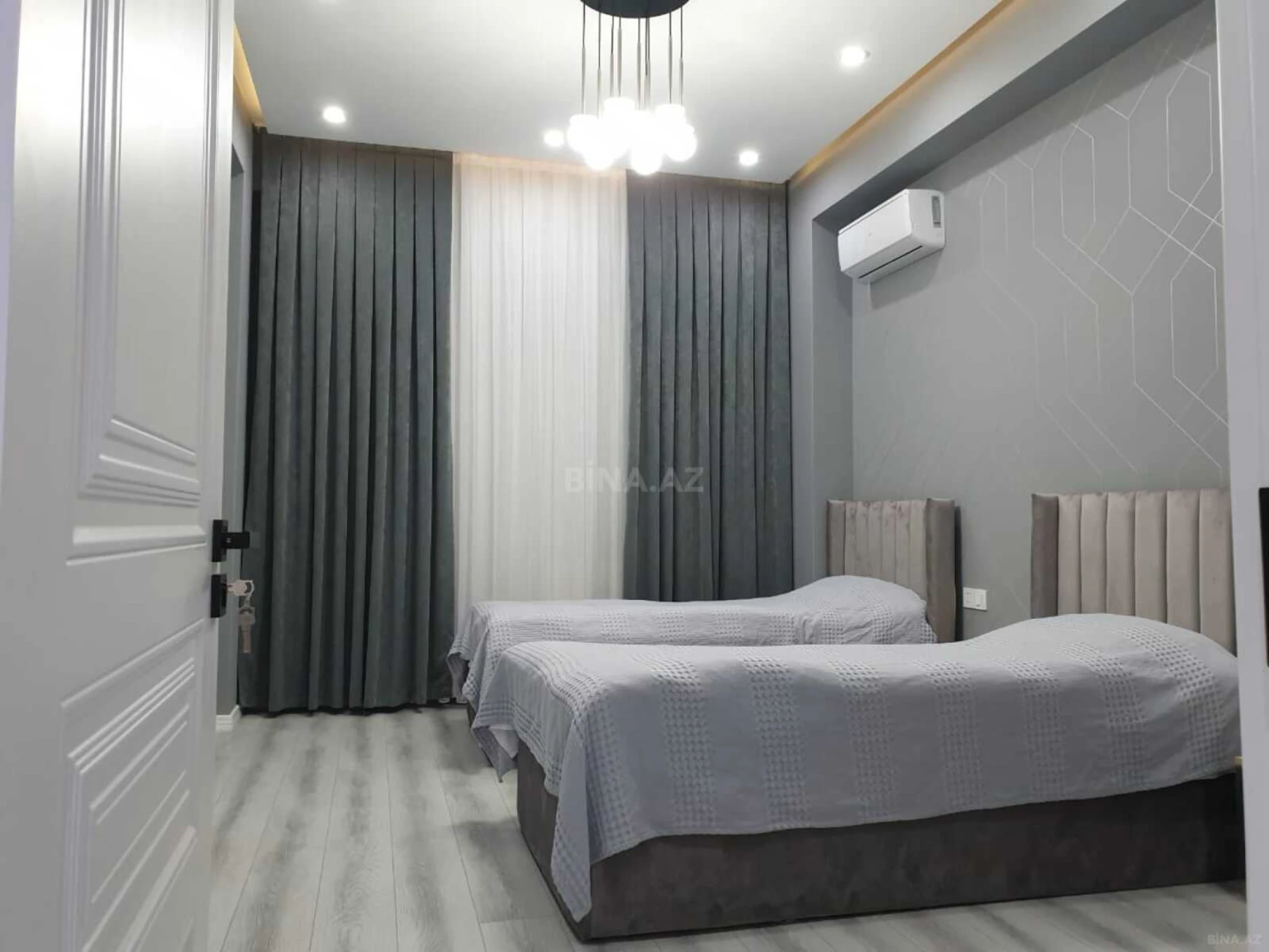 Satılır 5 otaqlı mənzil 220 m²