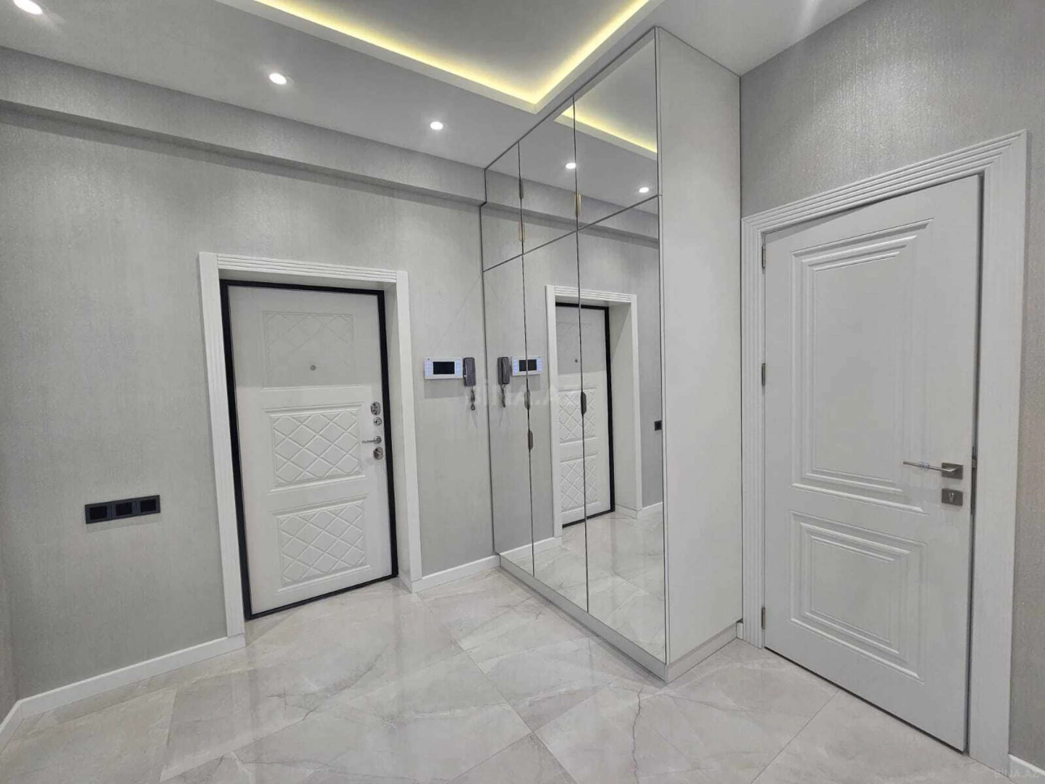 Satılır 5 otaqlı mənzil 220 m²