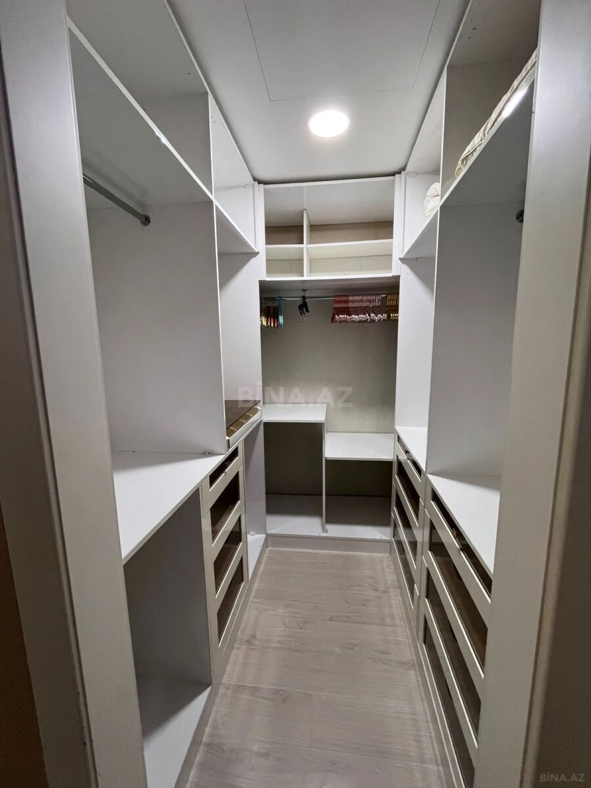 Satılır 5 otaqlı mənzil 220 m²