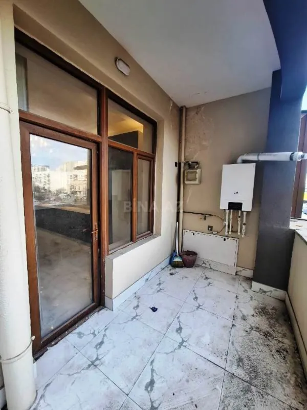 Satılır 4 otaqlı mənzil 210 m²