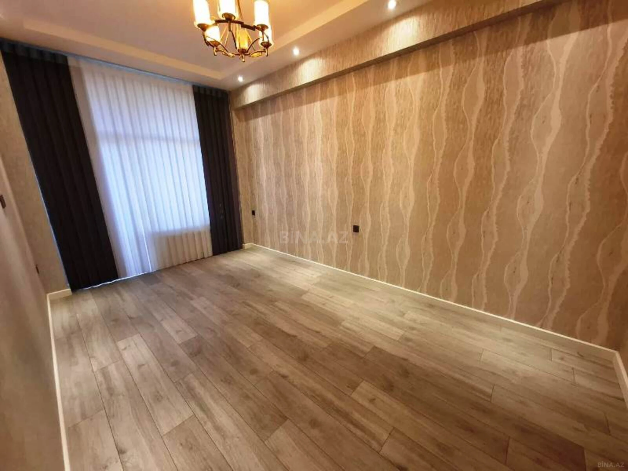 Satılır 4 otaqlı mənzil 210 m²