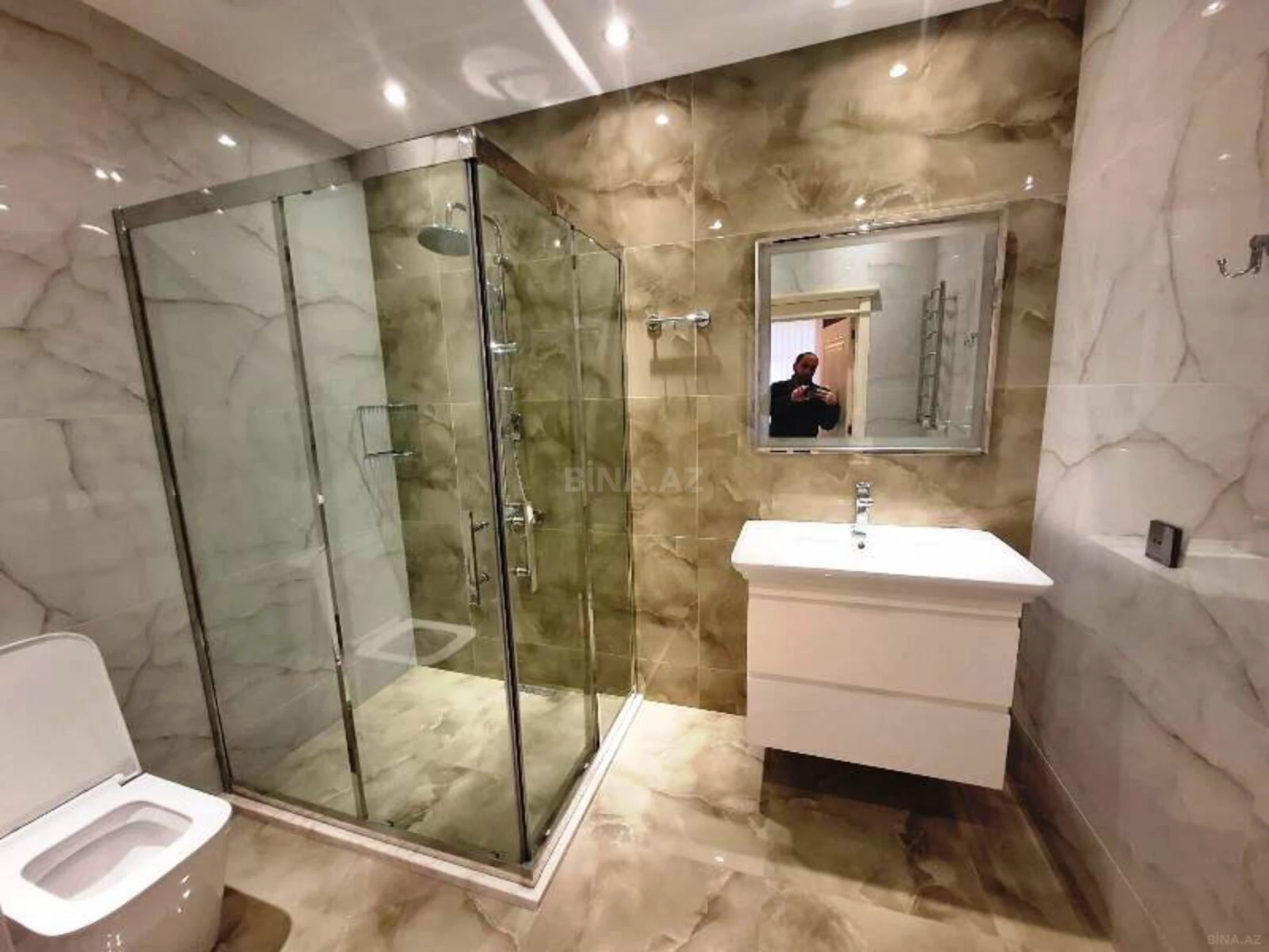 Satılır 4 otaqlı mənzil 210 m²