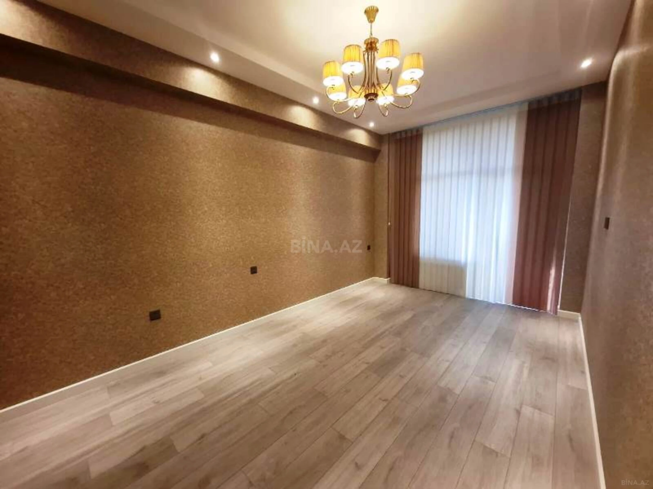 Satılır 4 otaqlı mənzil 210 m²