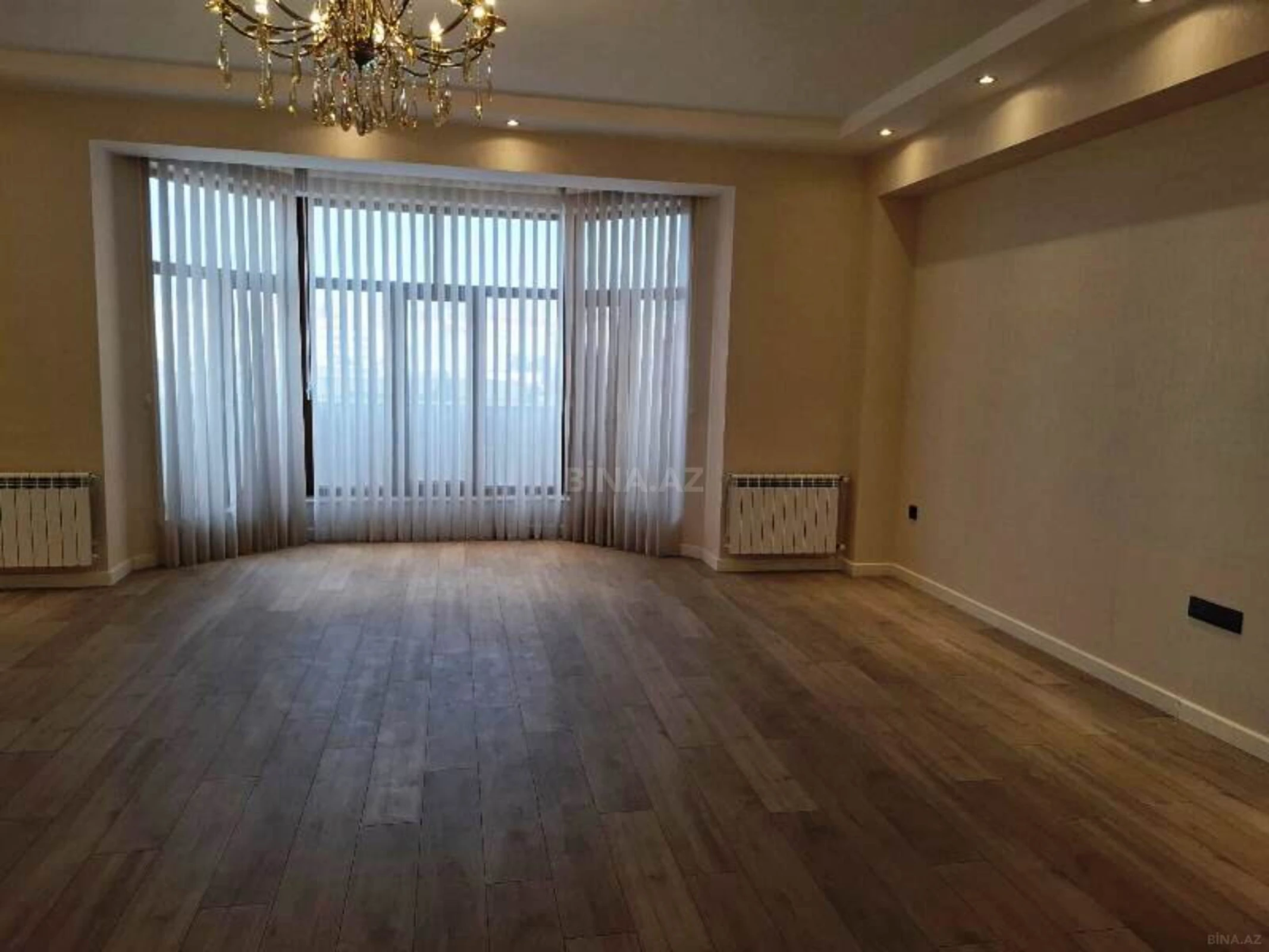 Satılır 4 otaqlı mənzil 210 m²
