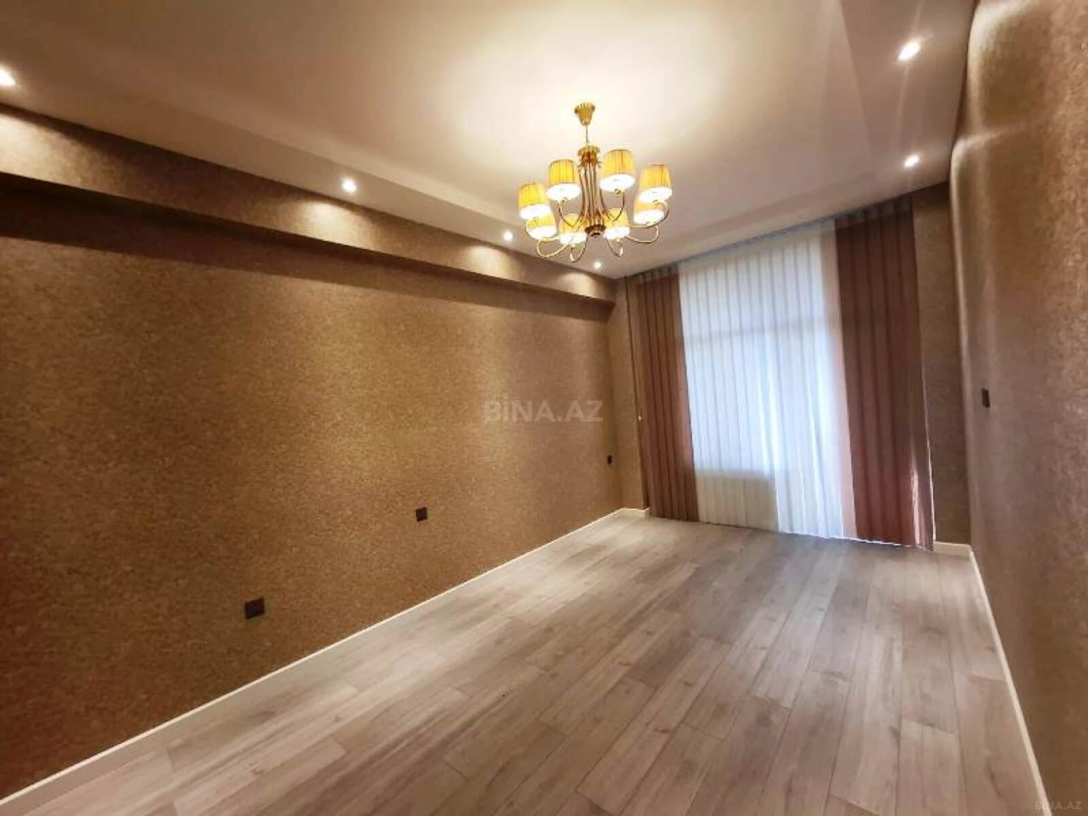 Satılır 4 otaqlı mənzil 210 m²