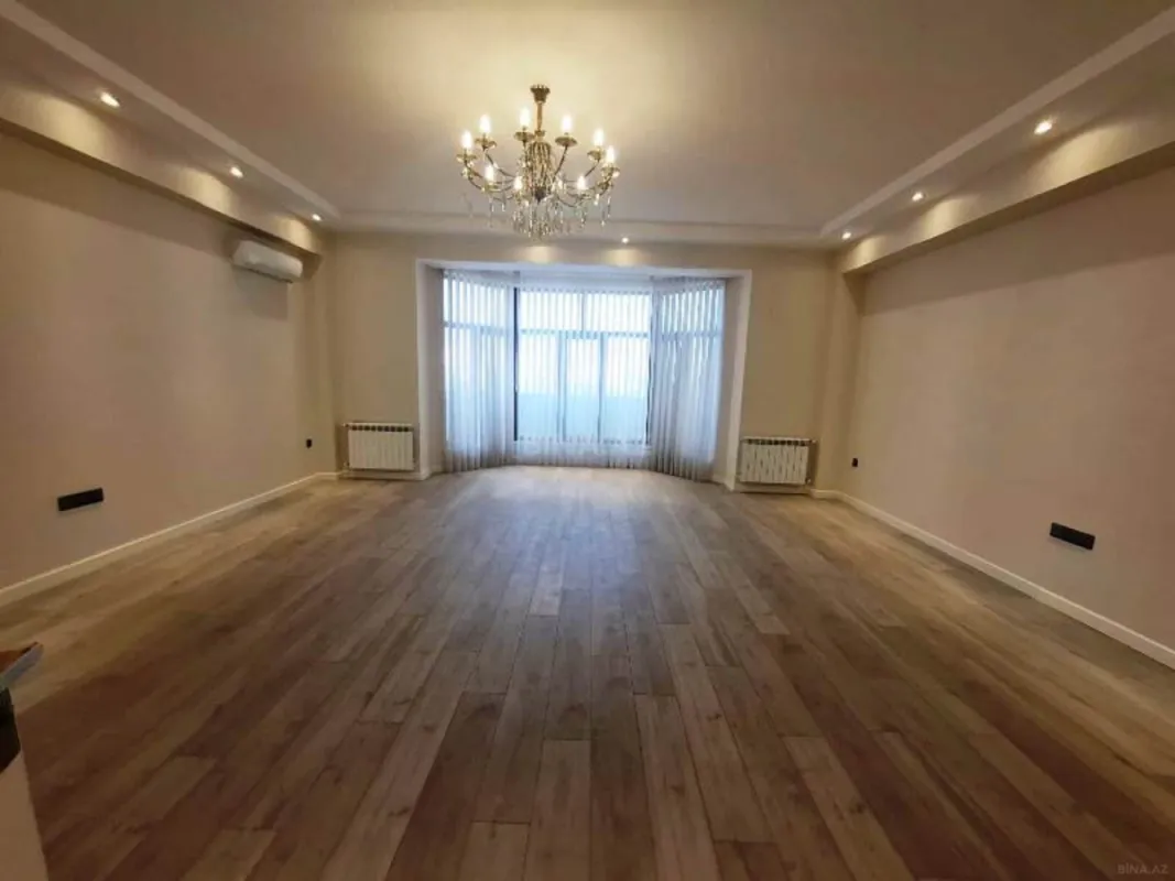 Satılır 4 otaqlı mənzil 210 m²