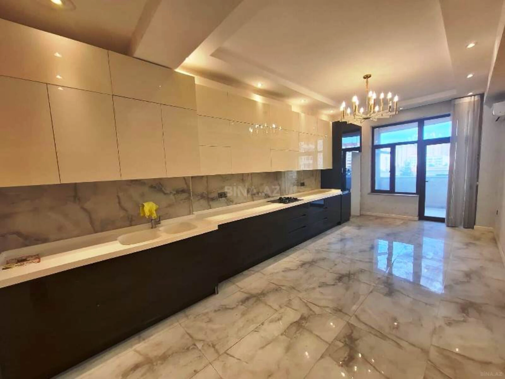 Satılır 4 otaqlı mənzil 210 m²