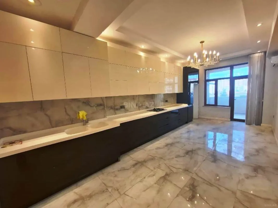 Satılır 4 otaqlı mənzil 210 m²