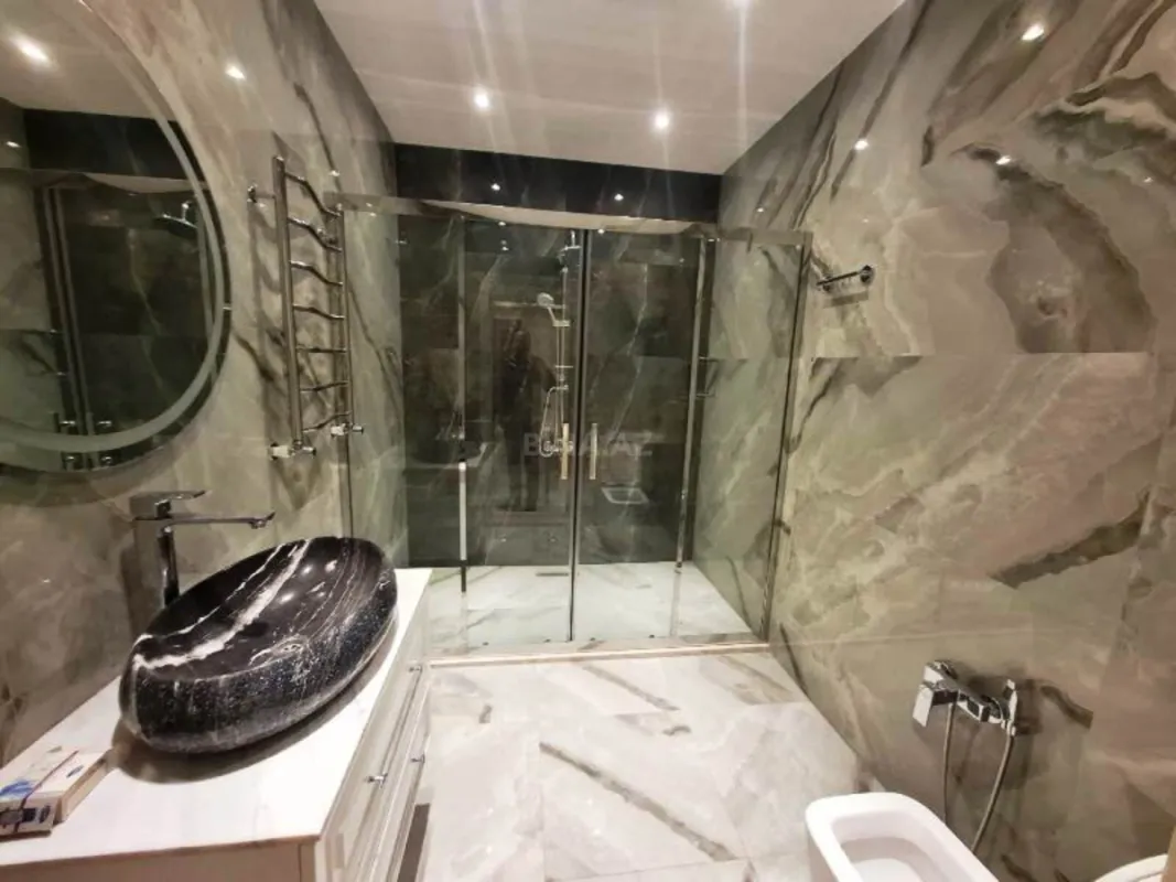 Satılır 4 otaqlı mənzil 210 m²