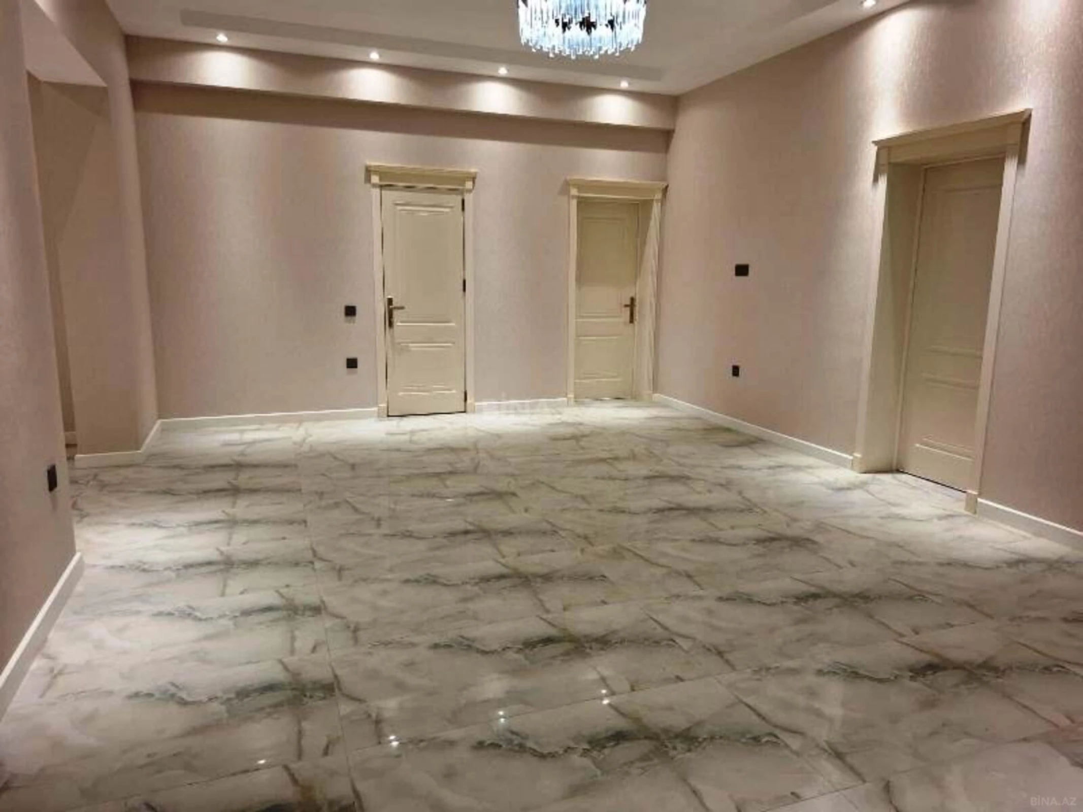 Satılır 4 otaqlı mənzil 210 m²