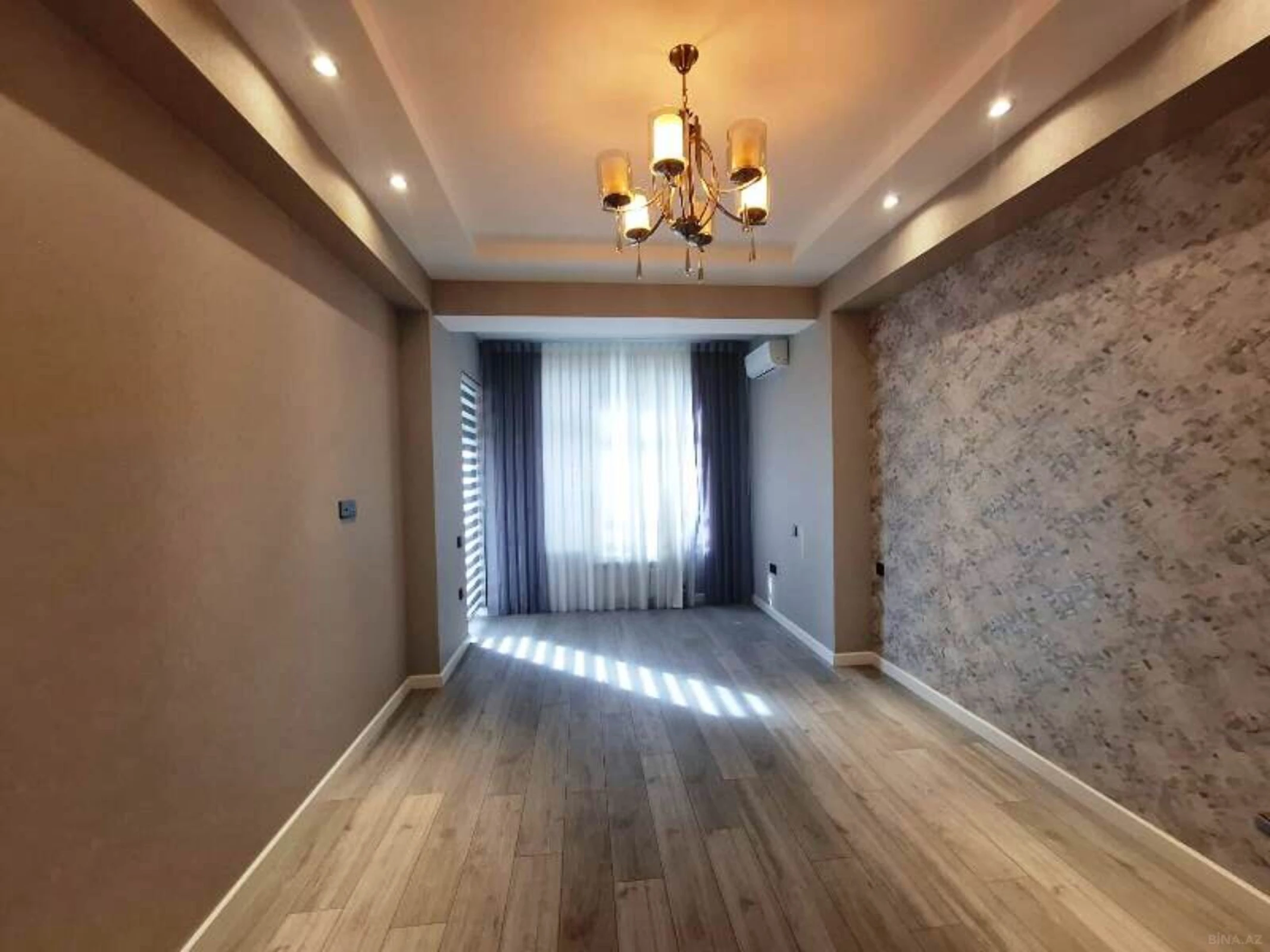 Satılır 4 otaqlı mənzil 210 m²