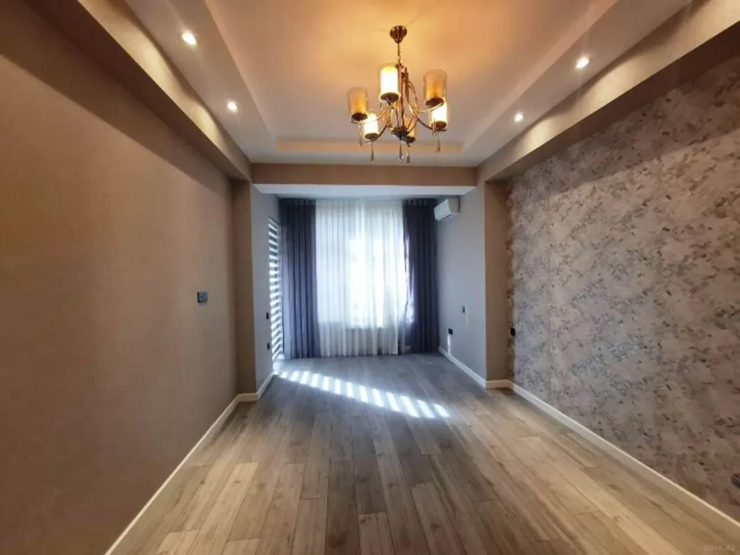 Satılır 4 otaqlı mənzil 210 m²
