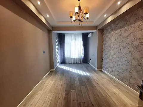 Satılır 4 otaqlı mənzil 210 m²