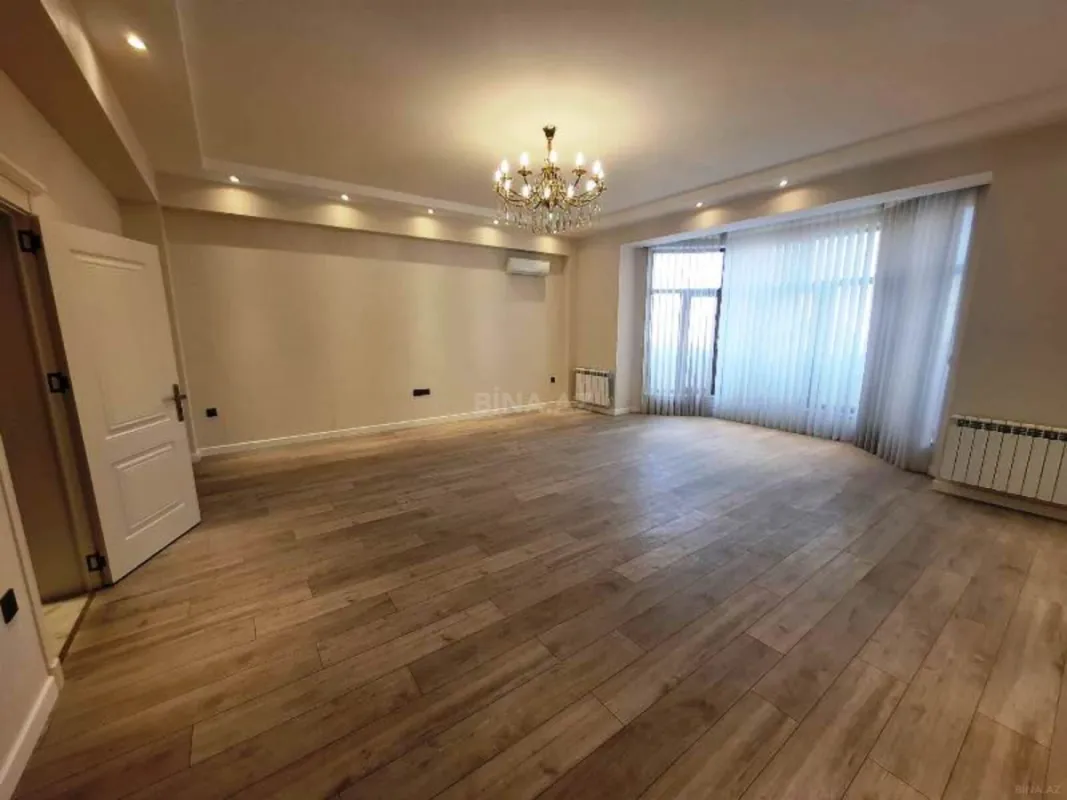 Satılır 4 otaqlı mənzil 210 m²