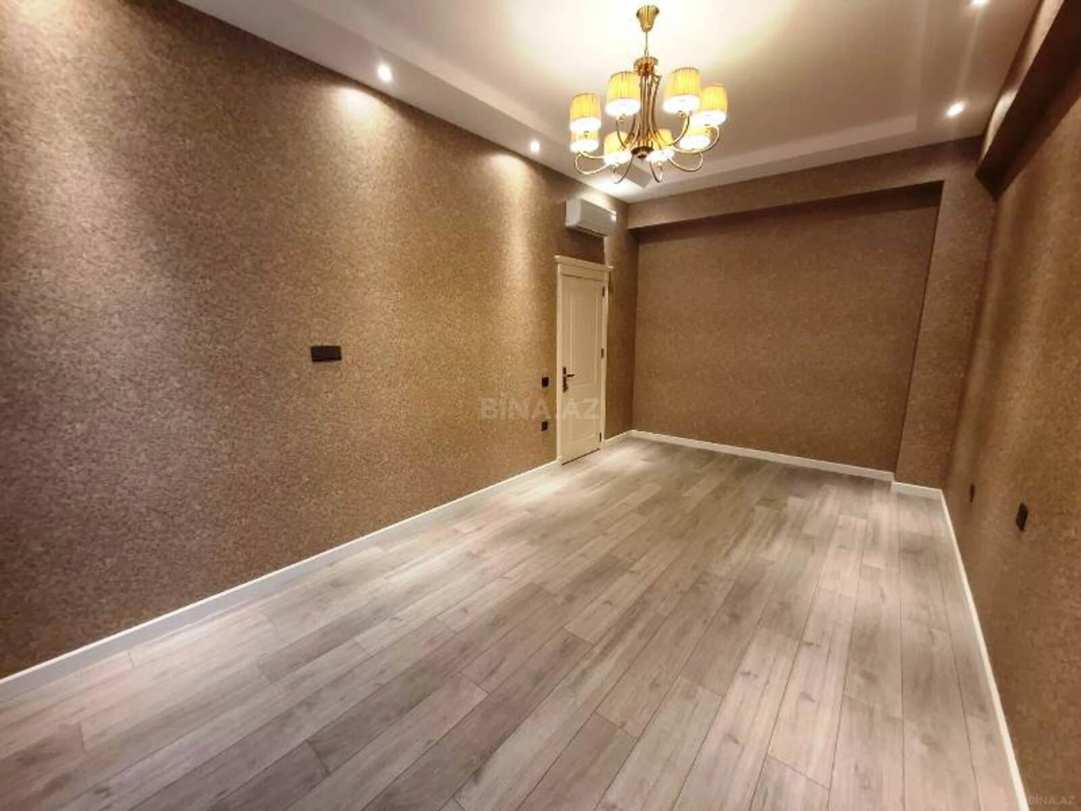 Satılır 4 otaqlı mənzil 210 m²