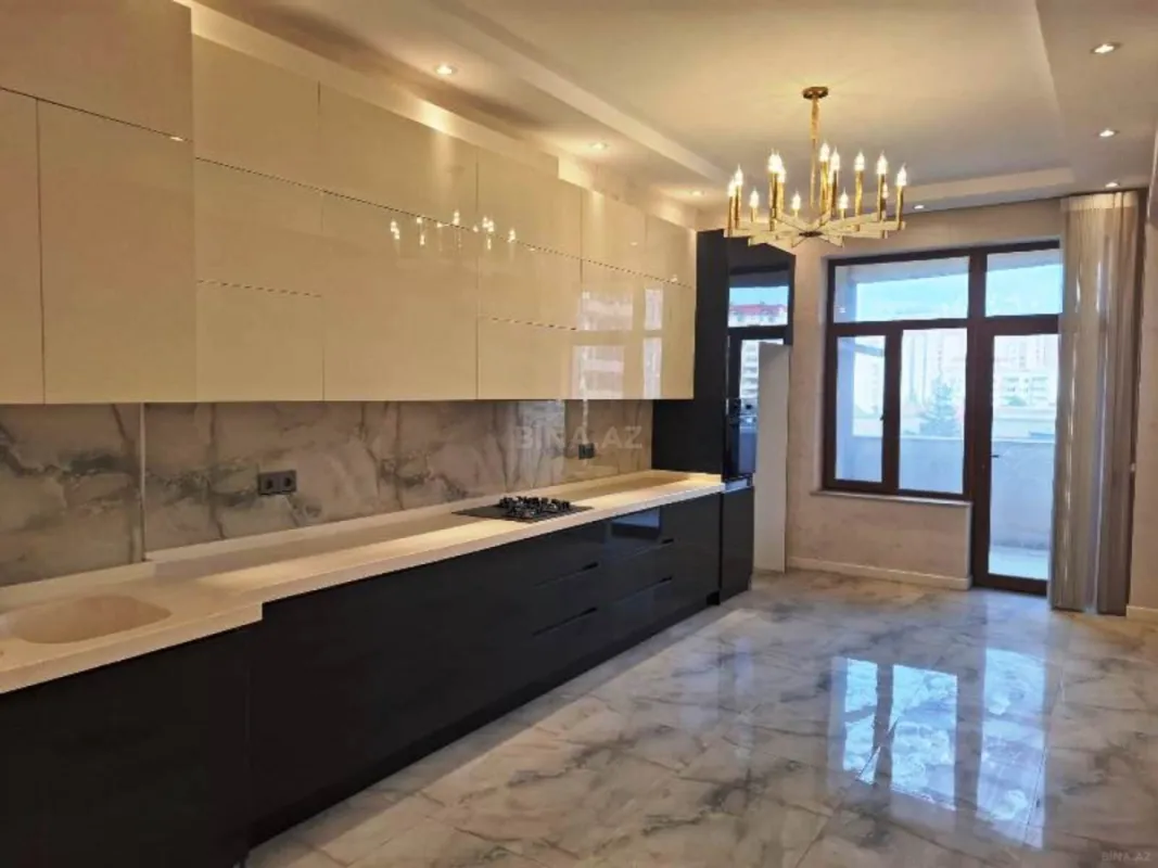 Satılır 4 otaqlı mənzil 210 m²